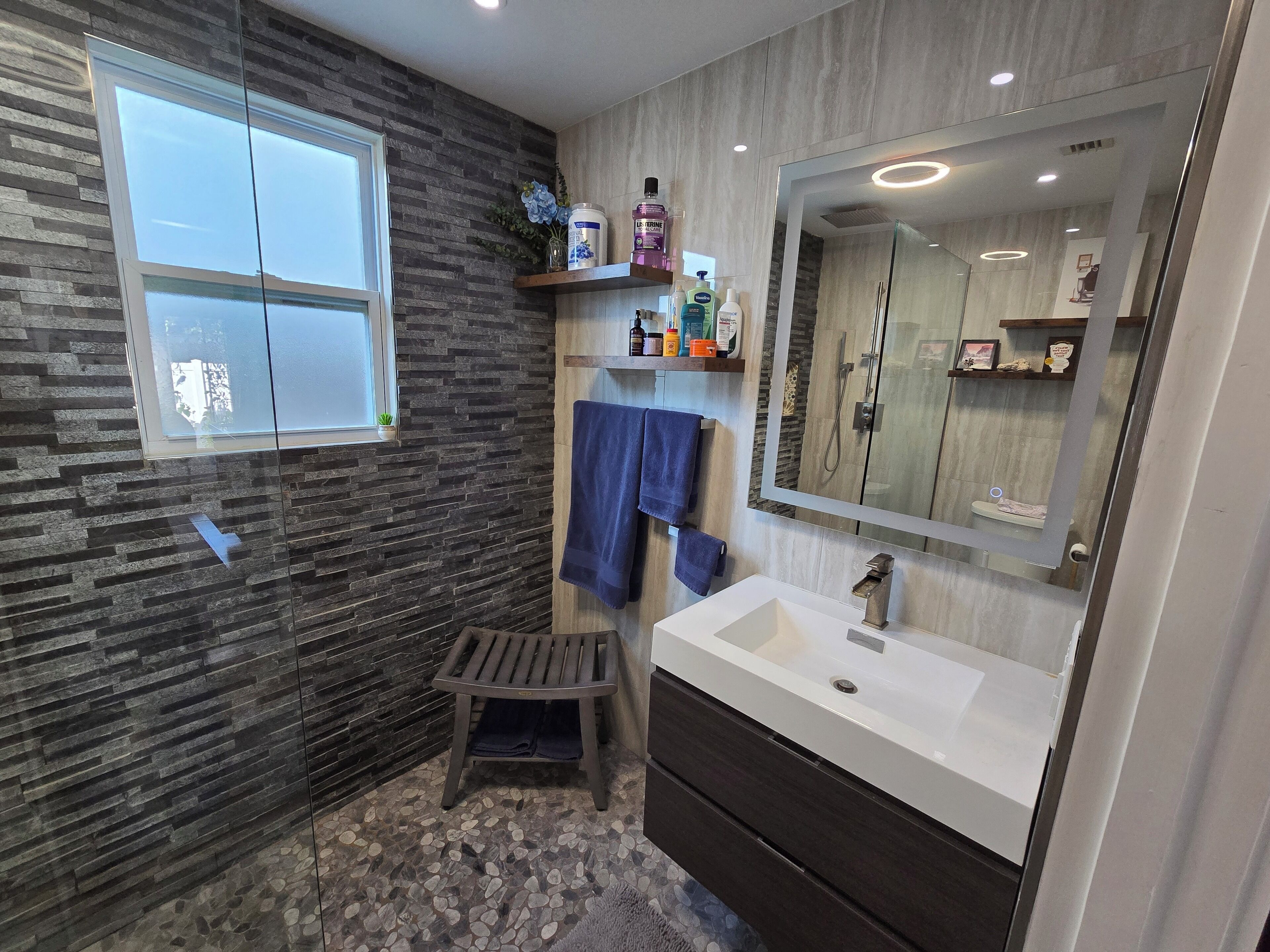 Een douche, een haardroger, handdoeken, zeep