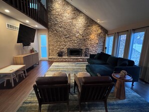 TV connectée, cheminée, jeux vidéo, livres