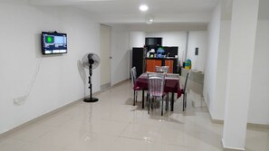 Room, 1 Bedroom, Accessible, Smoking | Dining