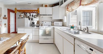 Delightful Seaside Retreat with Ocean Views, Wifi, and Private Washer & Dryer