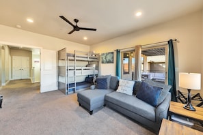 TV, DVD player, table football, ping pong - Stunning Townhome in Zion Village with private hot tub and lazy river (Hurricane)