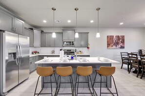 Fridge, microwave, oven, stovetop - Stunning townhome with premiere resort amenities, lazy river and private hot tub (Hurricane)