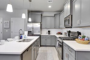 Fridge, microwave, oven, stovetop - Stunning townhome with premiere resort amenities, lazy river and private hot tub (Hurricane)