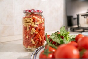A jar of pasta with tomatoes and basil on a kitchen counter. - Grace s House in Pisa (Pisa)