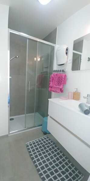 Secador de cabelo, toalhas de banho, sabonete, shampoo