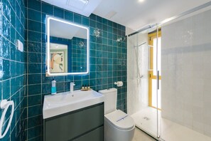 Shower, hair dryer, towels