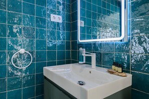 Een douche, een haardroger, handdoeken
