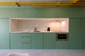 Geladeira, micro-ondas, lava-louças, cafeteira/chaleira