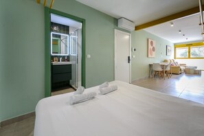 Iron/ironing board, Internet, bed sheets