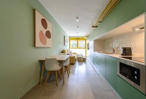 Geladeira, micro-ondas, lava-louças, cafeteira/chaleira