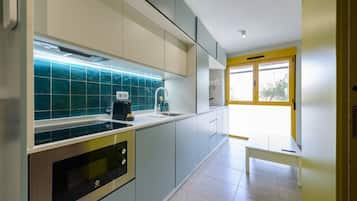 Frigorífico, microondas, lavavajillas y cafetera o tetera