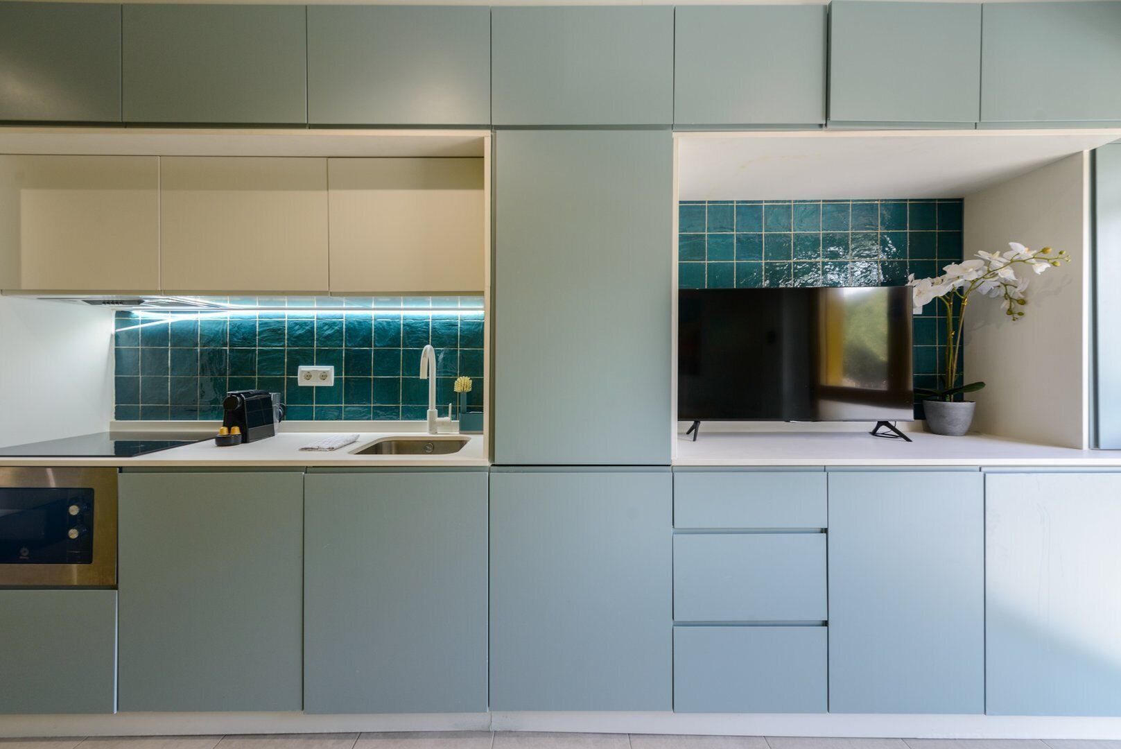 Fridge, microwave, dishwasher, coffee/tea maker