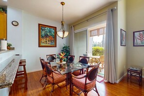 Dining - Fabulous condo with 2 lanais, pools, hot tubs, tennis & gym - near beach (Waikoloa Village)