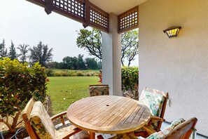 Outdoor dining - Fabulous condo with 2 lanais, pools, hot tubs, tennis & gym - near beach (Waikoloa Village)
