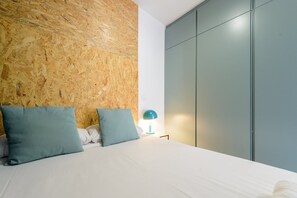 Iron/ironing board, Internet, bed sheets