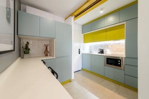 Fridge, microwave, dishwasher, coffee/tea maker