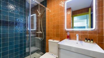 Ducha, secador de pelo y toallas