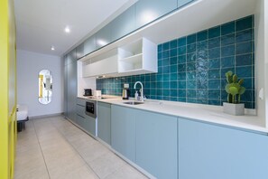 Réfrigérateur, micro-ondes, lave-vaisselle, cafetière/bouilloire