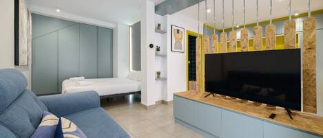 Een strijkplank/strijkijzer, internet, beddengoed