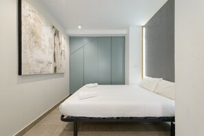 Iron/ironing board, Internet, bed sheets