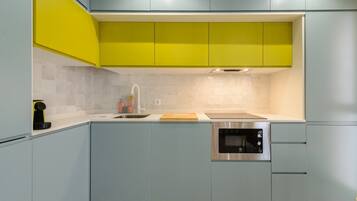 Een koelkast, een microgolfoven, een vaatwasser