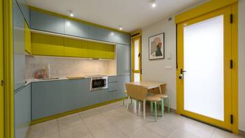 Frigorífico, microondas, lavavajillas y cafetera o tetera