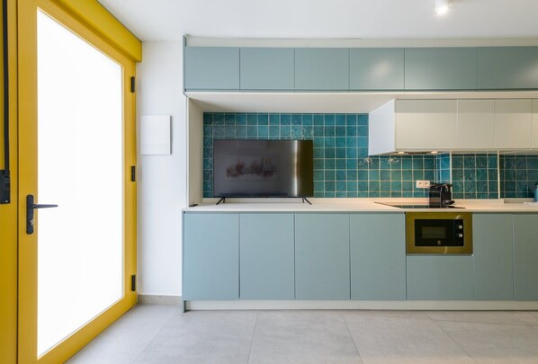 Fridge, microwave, dishwasher, coffee/tea maker