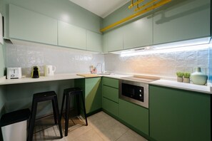 Fridge, microwave, dishwasher, coffee/tea maker