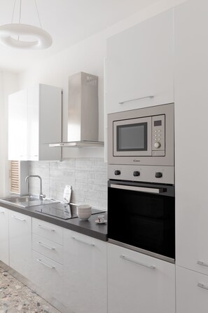 Réfrigérateur, micro-ondes, four, plaque de cuisson