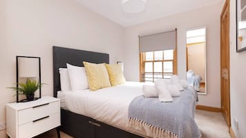 Apartamento conforto, vista para a cidade | 2 quartos, ferros/tábuas de passar roupa, Wi-Fi de cortesia