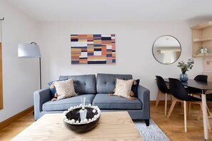Comfort Apartment, City View | Living area