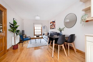 Comfort Apartment, City View | Living area