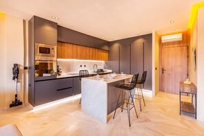 Køleskab, mikrobølgeovn, ovn, kogeplade