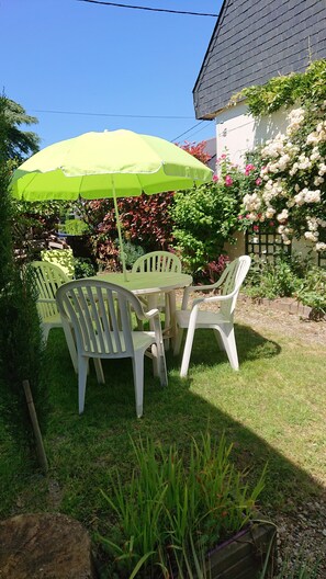 Outdoor dining - Golfe du Morbihan, 4-person apartment, private enclosed garden. (Arradon)