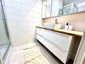 Shower, hair dryer, towels - Terrasse de Fabron (Niza)
