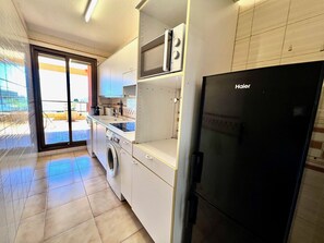 Jääkaappi, mikroaaltouuni, astianpesukone, kahvin-/teenkeitin