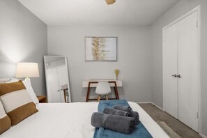 1 habitación, escritorio, tabla de planchar con plancha y wifi