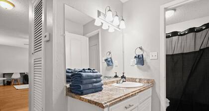 Cozy Brentwood Studio! |15 Min to 6th, DTX + More!