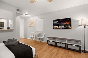 1 habitación, escritorio, tabla de planchar con plancha y wifi