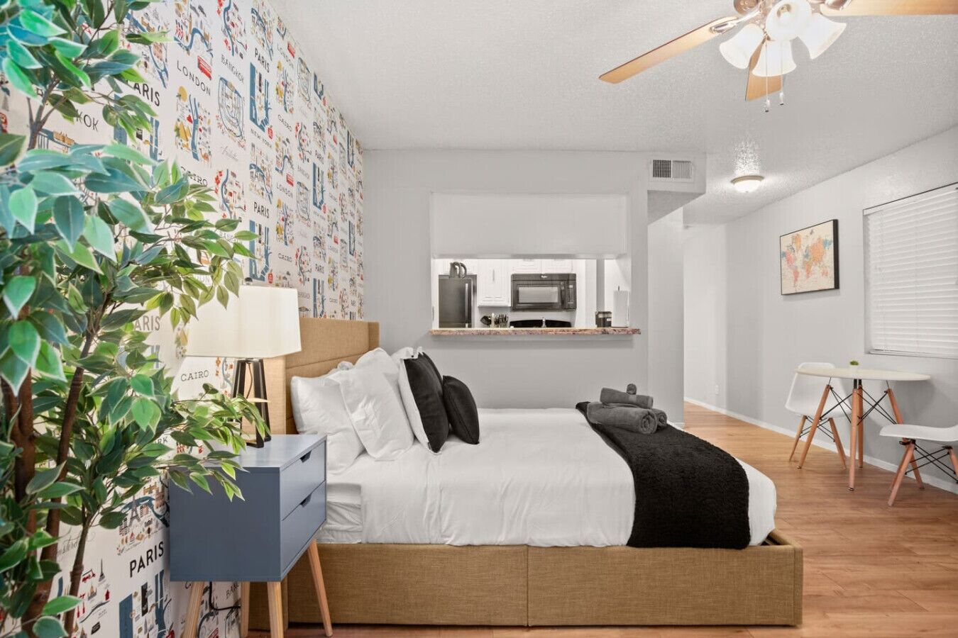 1 habitación, escritorio, tabla de planchar con plancha y wifi 