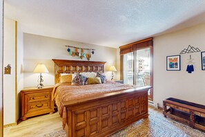 2 soverom, strykejern/-brett, internettilgang og sengetøy