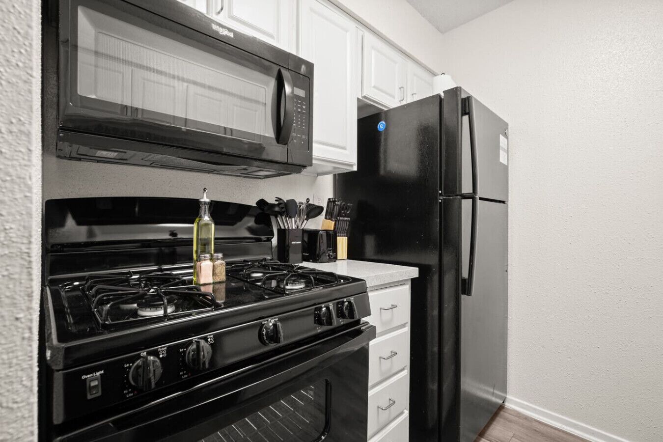 Refrigerador, microondas, horno y parrilla de estufa 