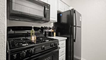 Refrigerador, microondas, horno y parrilla de estufa