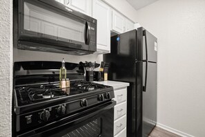 Kjøleskap, mikrobølgeovn, ovn og kokeplater