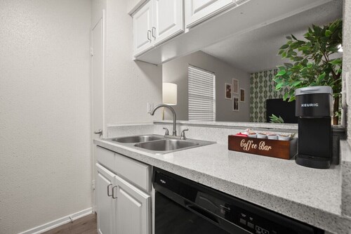 Glowing Green Studio - Stay for Fall in Austin!