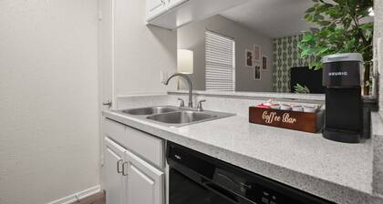 Glowing Green Studio - Stay for Fall in Austin!