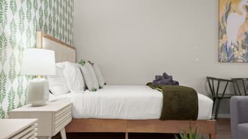 1 kamar tidur, meja kerja, setrika/meja setrika, dan Wi-Fi