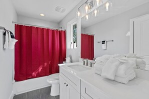 Een haardroger, handdoeken