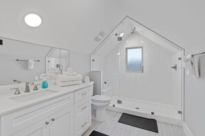 Hair dryer, towels - Spacious Austin Home Base| Sleeps 12+ | Near DT (Austin)
