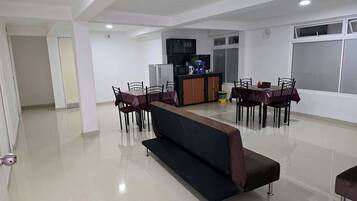Room, 1 Bedroom, Accessible, Smoking | Lounge